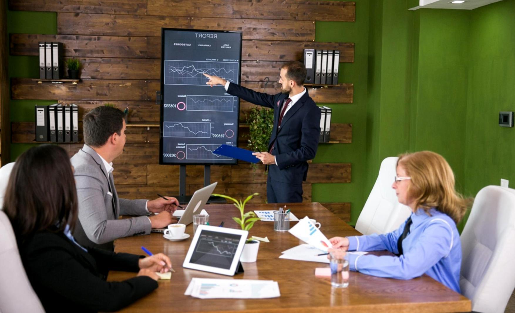 Espacio de trabajo con documentación financiera y análisis de ratios