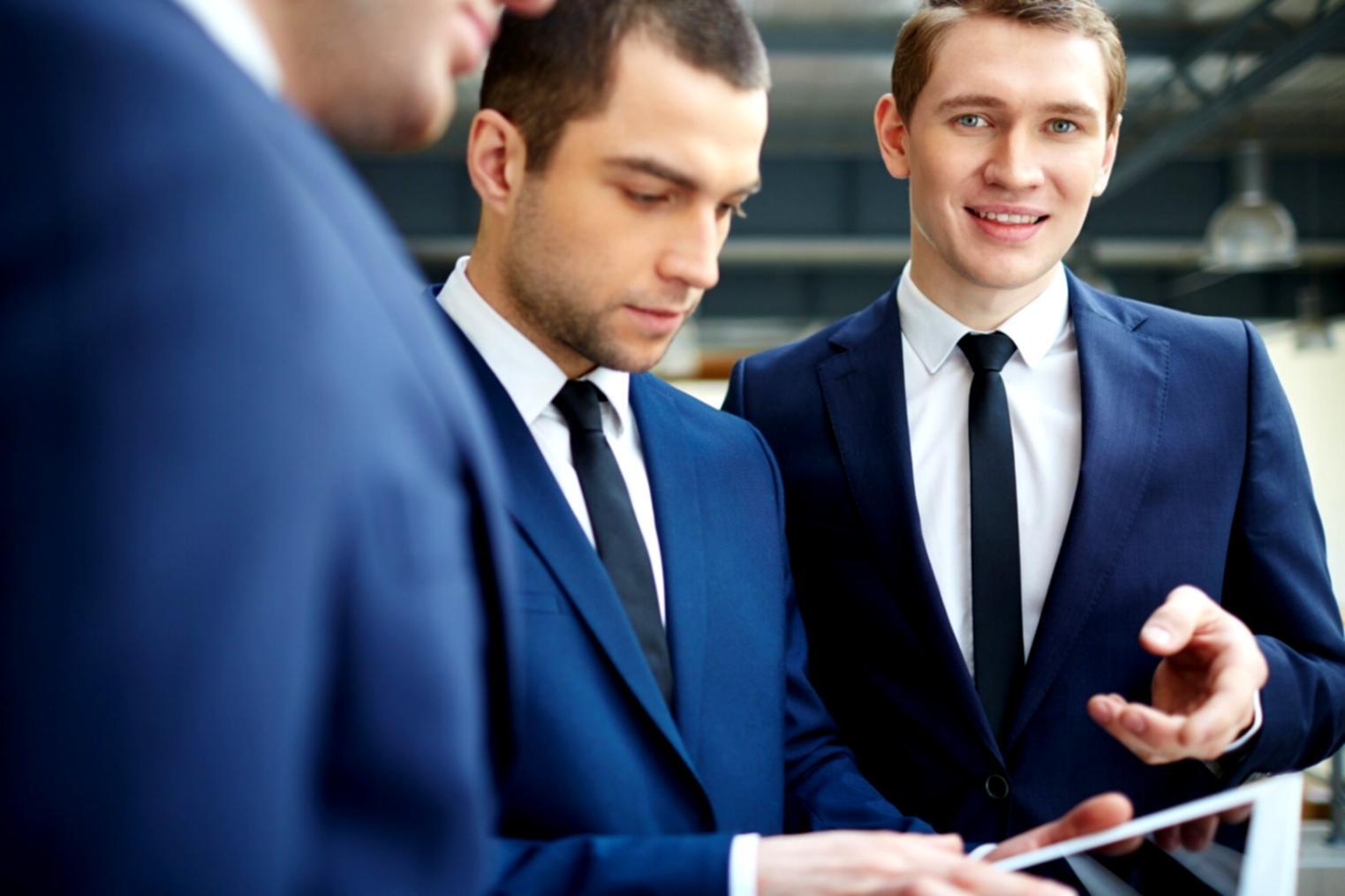 Equipo de falvioraex trabajando en análisis financiero sectorial